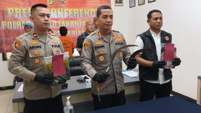 Kapolres Metro Jakarta Timur Kombes Leonardus Simarmata saat menunjukkan barang bukti celurit yang digunakan MIK (21) membacok petugas hansip di Pasar Rebo, Rabu (25/7/2023).