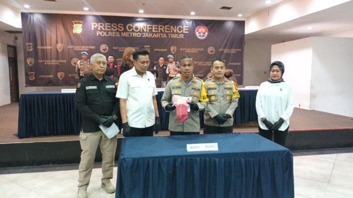 Kapolres Metro Jakarta Timur Kombes Nicolas Ary Lilipaly saat menunjukkan barang bukti dua pasang celana milik MAY, Selasa (4/6/2024)