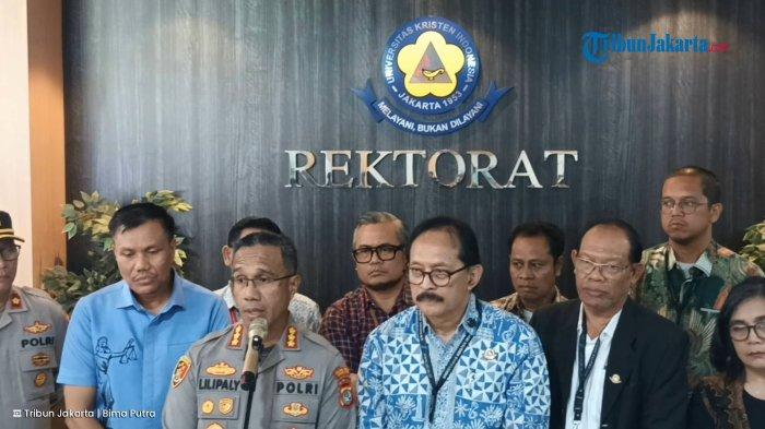 POLISI BERIKAN KETERANGAN - Kapolres Metro Jakarta Timur, Kombes Nicolas Ary Lilipaly saat memberi keterangan di UKI, Jumat (7/3/2025).
