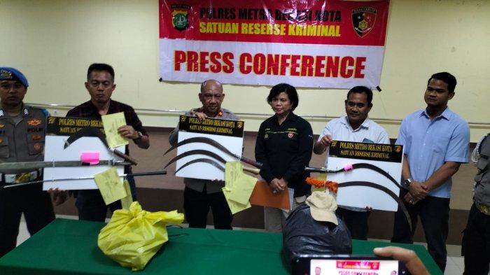 Kapolsek Bekasi Timur Kompol Sukadi (tengah) saat memberikan keterangan terkait kasus tawuran hingga menelan korban jiwa, Selasa (25/7/2023). 