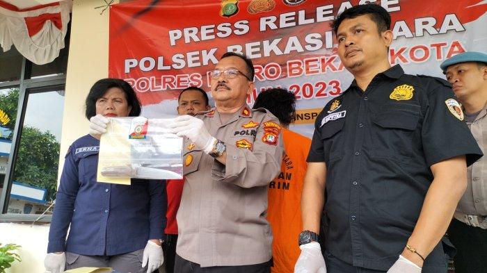 Kapolsek Bekasi Utara Kompol Arwan (tengah) dan jajaran menunjukkan tersangka dan barang bukti kasus penusukan kuli bangunan hingga tewas, di Mapolsek Bekasi Utara, Kota Bekasi, Jawa Barat, Rabu (2/8/2023). Peristiwa penusukan kuli bangunan itu terjadi saat korban tengah bekerja di salah satu rumah di Perumahan Villa Mas Garden, Blok B RW 09, Kelurahan Perwira, Kecamatan Bekasi Utara, Kota Bekasi. 