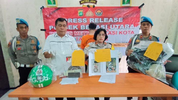 Kapolsek Bekasi Utara, Kompol Yuliati (tengah), bersama jajarannya menunjukkan barang bukti kasus pencurian dengan kekerasan yang diawali keributan dua Driver ojol, Senin (6/11/2023).