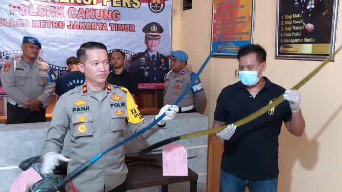 Kapolsek Cakung Kompol Panji Ali Chandra saat menunjukkan barang bukti celurit kasus tawuran remaja di Kampung Pedurenan, Jakarta Timur, Jumat (22/12/2023). Polisi menyarankan pelajar terlibat tawuran dikeluarkan dari sekolah.