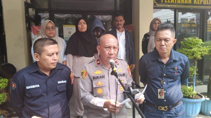 Kapolsek Rawalumbu Kompol Sukadi bersama jajarannya dan Fitri, anak yang meninggalkan rumah bertemu keluarganya.