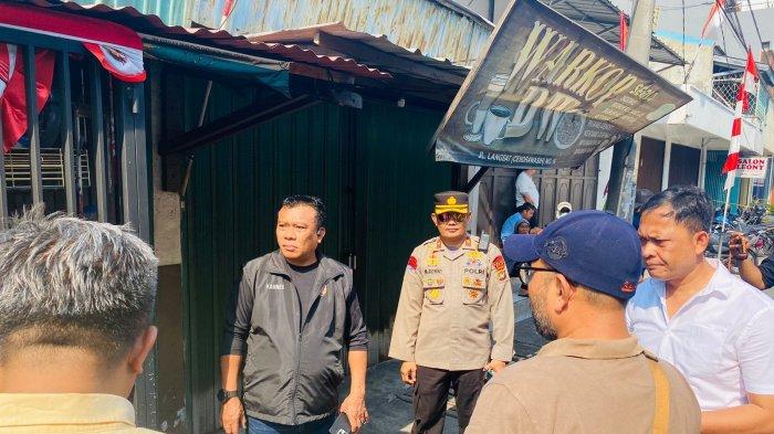 Kasat Reskrim Polres Metro Jakarta Utara AKBP Iverson Manossoh melakukan olah TKP pembunuhan di Jalan Langsat, Koja, Jakarta Utara, Rabu (6/9/2023).