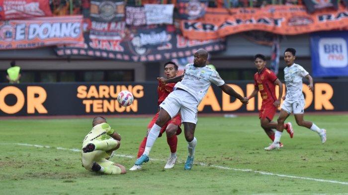 Penyerang Persib Bandung, Gervane Kastaneer berebut bola dengan penjaga gawang Persija Jakarta pada pertandingan pekan Liga 1 2024/2025 di Stadion Patriot Candrabhaga, Kota Bekasi, Minggu, 16 Februari 2025.