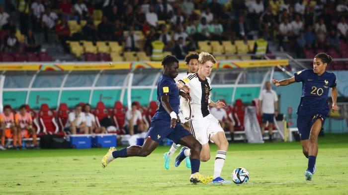 Perebutan bola antara pemain Prancis Kayi Sanda dengan pemain Jerman Max Moerstedt  dalam partai final Piala Dunia U-17 di Stadion Manahan Solo, Sabtu (3/12/2023) malam. Jerman sementara memimpin 1-0.