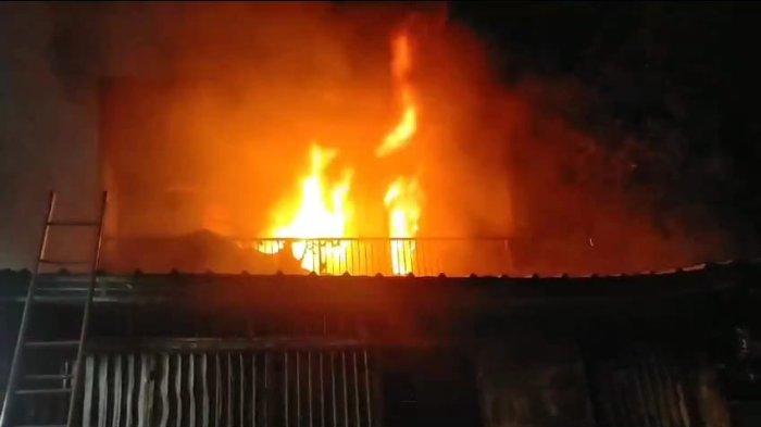 Kebakaran melanda toko perabotan di Pasar Lenteng Agung, Jagakarsa, Jakarta Selatan pada Kamis (21/12/2023) subuh.