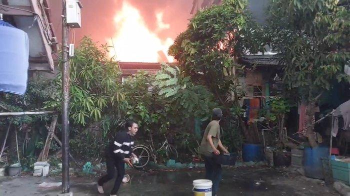 Kebakaran pabrik sandal di Kapuk Muara, Penjaringan, Jakarta Utara terlihat jelas dari permukiman RW 004 Kapuk Muara, Jumat (15/9/2023).