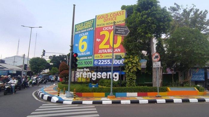 Keberadaan reklame besar bertiang di Taman Corner Park Serengseng, Kembangan, Jakarta Barat yang dipertanyakan sejumlah warga sekitar.
