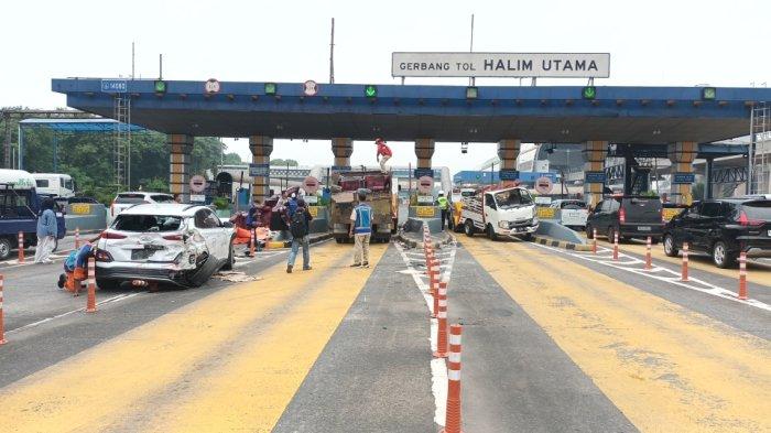 Kecelakaan beruntun melibatkan tujuh kendaraan di Gerbang Tol Halim Utama, Makasar, Jakarta Timur, Rabu (27/3/2024).