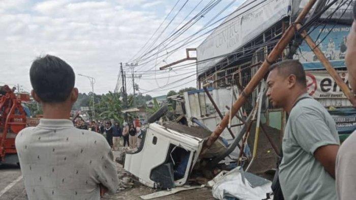 Kecelakaan hari ini truk menabrak tiang di Kabupaten Semarang, Kamis (13/7/2023).