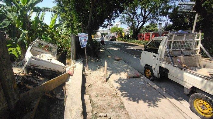 Kecelakaan lalu lintas terjadi di jalan Juanda Kota Depok antara mobil Honda Brio berwarna putih bernomor polisi B 1322 SML dengan mobil pick-up pengangkut semen bernomor polisi B 9356 UH, Rabu (28/6/2023).