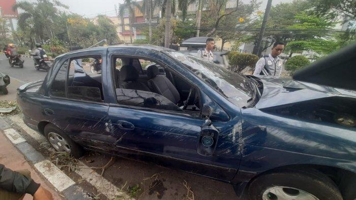 Kecelakaan sedan Timor B-1375-XW hilang kendali saat melintas di Jalan Raya Chairil Anwar, Kota Bekasi, Rabu (11/10/2023).