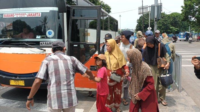 Kedatangan penumpang bus AKAP di Terminal Kampung Rambutan, Ciracas, Jakarta Timur, Senin (1/1/2024).