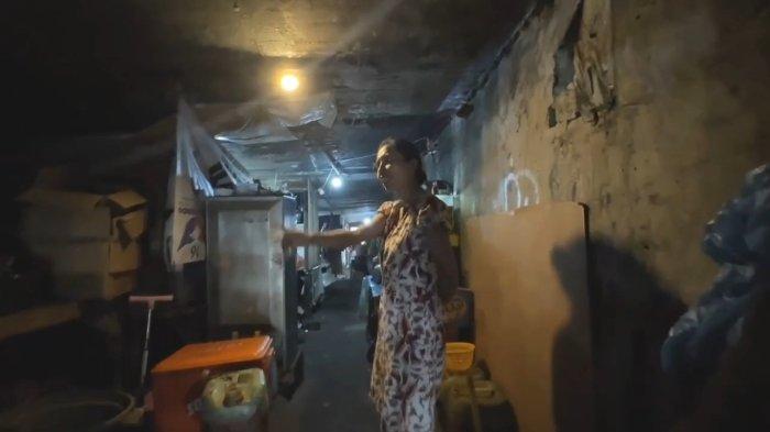 Kehidupan warga di kolong jembatan kali Pasar Ikan, Pademangan, Jakarta Utara.