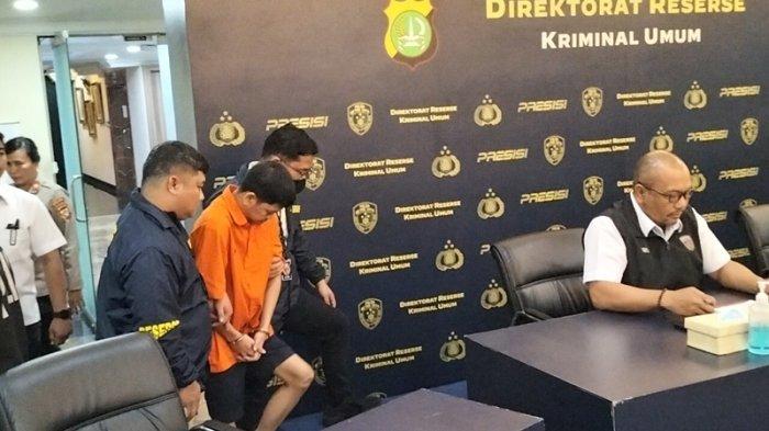 Kekasih Tamara Tyasmara berinisial YA saat dihadirkan dalam jumpa pers pengungkapan kasus kematian Dante di Polda Metro Jaya, Jakarta Selatan, Senin (12/2/2024).