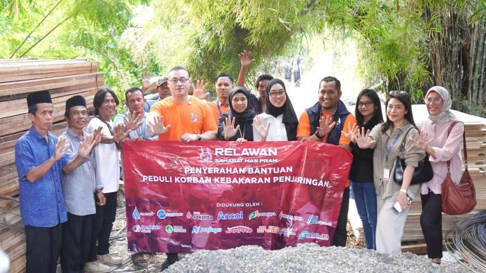 AKSI KEMANUSIAAN - Relawan Sahabat Mas Pram yang diketuai Hardiyanto Kenneth yang juga Anggota DPRD DKI Jakarta beserta BUMD DKI Jakarta menggelar aksi kemanusiaan bagi 3.200 jiwa yang terdampak kebakaran di RT 017 RW 04 Kelurahan Kapuk Muara, Kecamatan Penjaringan, Jakarta Utara.