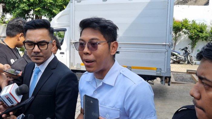 Kepala SPPG Palmerah, Yudha Permana (kemeja biru), menjelaskan program makanan bergizi gratis yang mulai didistribusikan hari ini ke sejumlah sekolah