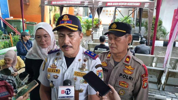Kepala Terminal Kalideres, Revi Zulkarnain.