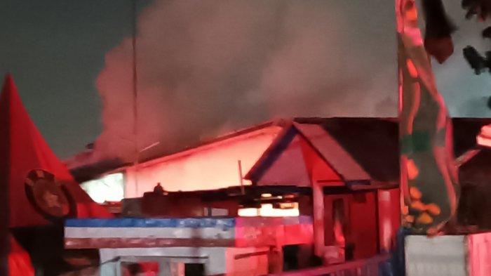 Api di Gudang Indogrosir kembali Berkobar, Damkar Jebol Tembok untuk ...