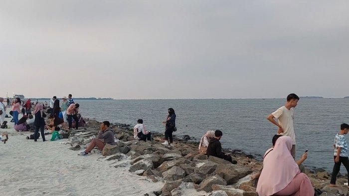 Keramaian pengunjung Pantai Pasir Putih PIK 2.