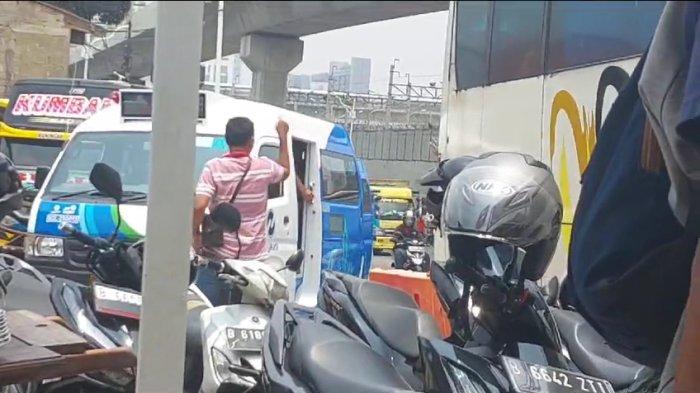 Keributan terjadi di Terminal Lebak Bulus, Kebayoran Lama, Jakarta Selatan, Kamis (12/10/2023) siang.