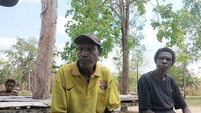 Ketua Adat Kampung Kanum PNG Silasianay (baju kuning) saat diwawancarai pada Senin (13/11/2023).