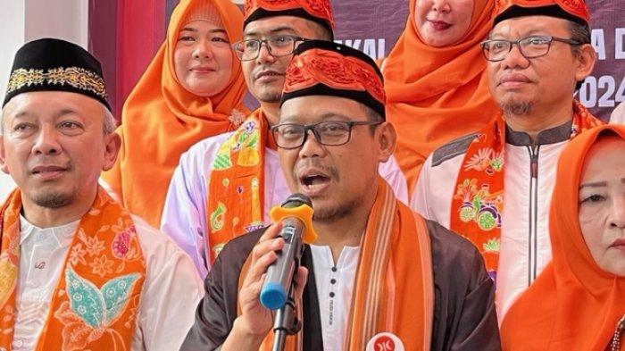 Ketua DPD PKS Kota Depok, Imam Budi Hartono (tengah), didampingi bakal calon anggota dewan (BCAD) dari PKS, memberikan keterangan pada awak media di Kantor KPU Kota Depok, Senin (8/5/2023).