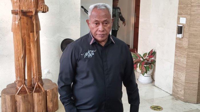 Ketua DPP Bidang Kehormatan DPP PDIP Komarudin Watubun usai melalukan pemeriksaan terhadap anggota DPRD DKI Jakarta, Cinta Mega, di  kantor DPP PDIP, Jalan Diponegoro, Menteng, Jakarta Pusat, Jumat (27/7/2023). Dinta Mega diperiksa oleh internal partainya, PDIP, pasca-geger dirinya kedapatan main game online diduga judi slot saat Rapat Paripurna DKI Jakarta, Kamis, 20 Juli 2023. 