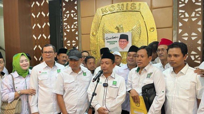 Ketua DPW PKB DKI Hasbiallah Ilyas usai mendaftarkan 106 kadernya sebagai bacaleg DPRD DKI di KPU DKI, Senen, Jakarta Pusat, Sabtu (13/5/2023).
