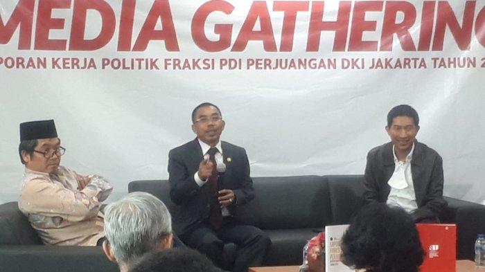 Ketua Fraksi PDI Perjuangan DPRD DKI Jakarta, Gembong Warsono (tengah), menyampaikan saran untuk penanganan banjir saat cuaca ekstrem di Jakarta, dalam acara media gathering di kantornya, Rabu (28/12/2022). 