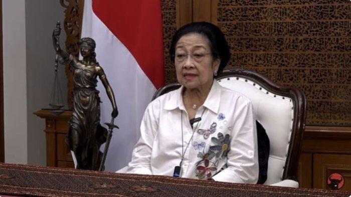 Ketua PDI Perjuangan, Megawati Soekarnoputri saat berpidato terkait dinamika politik saat ini yang ditayangkan secara daring, Minggu (12/11/2023).