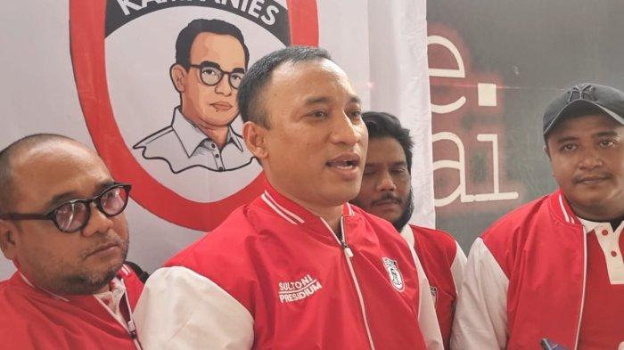 Ketua Presidium Relawan Kami Anies, Sultoni (tengah) tak khawatir sekalipun Ketua Umum PSI yang juga putra bungsu Presiden Jokowi, Kaesang Pangarep maju di Pilkada Jakarta.