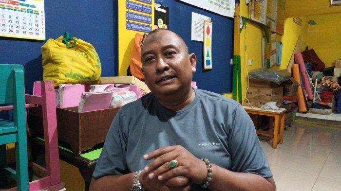 Ketua RT 06/RW 14, Eko Sudiyanto saat memberi keterangan terkait sosok Indriana Dewi Eka Saputri di Jatinegara, Jakarta Timur, Minggu (3/3/2024).