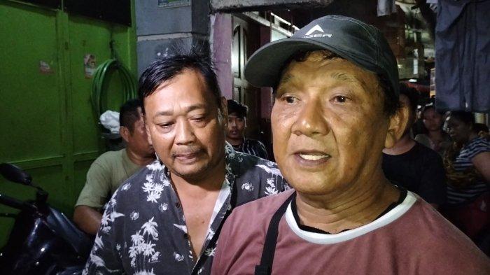 Ketua RW 04 Ancol Bahrun Syah (kanan) mengungkapkan ada beberapa benda yang hilang dari kontrakan di Kampung Muka Ancol tempat ditemukannya jenazah Waluyo (51), Rabu (5/7/2023).