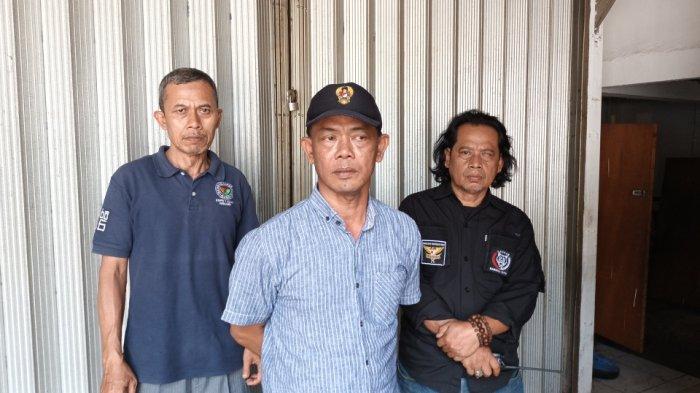 Ketua RW 10, Munif saat menunjukkan toko kosmetik yang digerebek warganya karena menjual ribuan obat daftar G, Cipayung, Jakarta Timur, Rabu (30/8/2023).