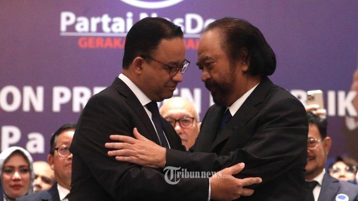 Ketua Umum NasDem Surya Paloh bersama Gubernur DKI Jakarta Anies Baswedan saat pengumuman deklarasi Calon Presiden 2024 dari Partai Nasdem di Nasdem Tower, Jakarta, Senin (3/10/2022).