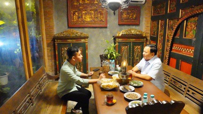Ketua Umum Partai Gerindra sekaligus bakal calon presiden 2024, Prabowo Subianto makan bersama dengan Wali Kota Solo, Gibran Rakabuming Raka pada Jumat (20/5/2023) malam.