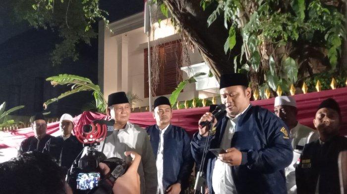 Ketua Umum Samawi, Muhammad Nahdhy (kanan) di kediaman Prabowo Subianto saat mengumumkan hasil rapimnas yang memutuskan akan mendukung Prabowo sebagai capres di 2024.