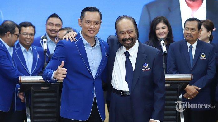 Ketua Umum Partai Demokrat Agus Harimurti Yudhoyono (AHY) berfoto bersama Ketua Umum Partai Nasdem Surya Paloh menggelar konferensi pers usai melakukan pertemuan di kantor DPP Partai Demokrat, Jalan Proklamasi, Menteng, Jakarta, Rabu (22/2/2023).
