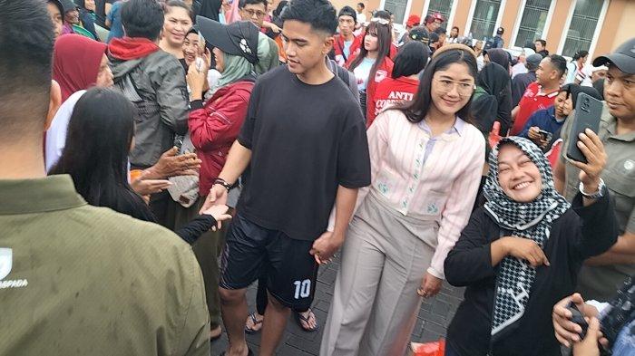 Ketum PSI Kaesang Pangarep pakai kolor bersama istrinya Erina Gudono banjir-banjiran saat hadiri bazar murah di Perumahan Taman Kota, Bekasi, Rabu (17/1/2024). (3)