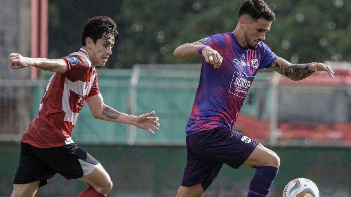 Aksi pemain RANS Nusantara Kiko dikejar oleh pemain Madura United Rivera dalam lanjutan pekan ke-24 Liga 1 2023-2024 pada Selasa (6/2/2024). RANS Nusantara imbang atas Madura United dengan skor 2-2 di Liga 1, dengan hasil ini Laskar Sapeh Kerrab gagal geser Persik Kediri di posisi kelima.