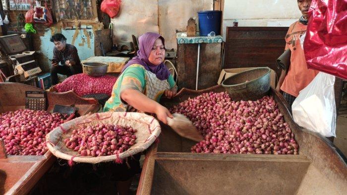 Kios pedagang bawang merah di Pasar Induk Kramat Jati, Kramat Jati, Jakarta Timur, Rabu (17/4/2024).