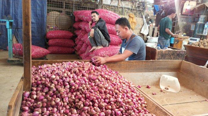 Kios pedagang bawang merah di Pasar Induk Kramat Jati, Kramat Jati, Jakarta Timur, Rabu (17/4/2024).