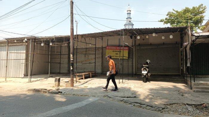 Kios perabot tempat jasad Syafrin (55) ditemukan dalam keadaan bersimbah darah diduga akibat luka tusuk, Duren Sawit, Jakarta Timur. Minggu (23/6/2024). 
