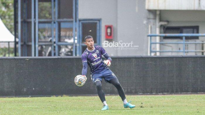 Kiper Persib Bandung, Teja Paku Alam saat menjalankan official training di Stadion Gelora Bandung Lautan Api (GBLA), Bandung, Jawa Barat, Selasa (10/1/2023)