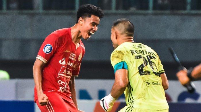 Kiper Persija Jakarta Andritany Ardhiyasa dan bek Muhammad Ferarri.