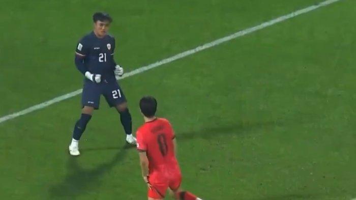 Kiper Timnas Indonesia, Ernando Ari Sutaryadi melakukan selebrasi ala Emiliano Martinez setelah berhasil menepis tendangan penalti pemain Korea Selatan di babak perempat final Piala Asia U23 2024, Jumat (26/4/2024) dini hari WIB.