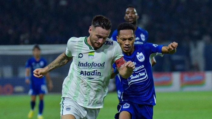 Kapten Persib Bandung Marc Klok berusaha melewati kawalan pemain PSIS Semarang di Stadion Jatidiri, Semarang, Minggu (20/8/2023).